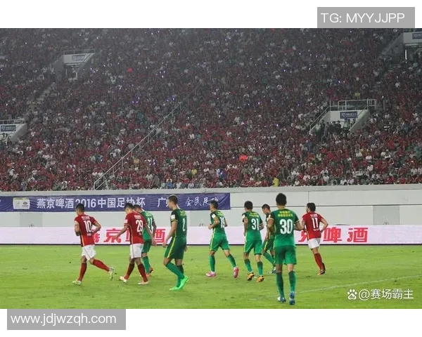 中国足球明星出席盛典展现风采引发球迷热议与期待 中国足球明星出席盛典展现风采引发球迷热议与期待