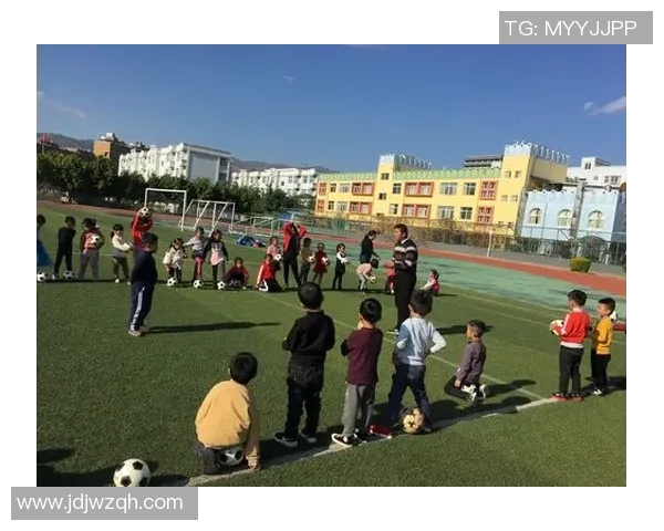 亲子互动乐趣无限充气足球带你体验家庭运动的快乐与亲密 亲子互动乐趣无限充气足球带你体验家庭运动的快乐与亲密